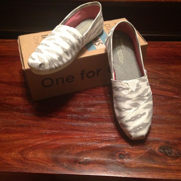 Toms Grey Ikat Vegan Classics shoes size 8