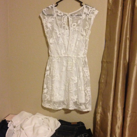 ❌SOLD IN BUNDLE❌Hollister White Floral Lace Dress - Picture 2 of 3