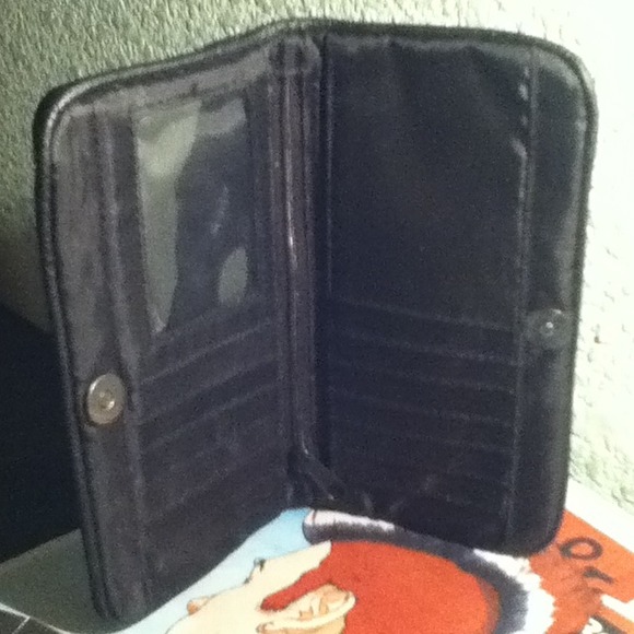 Black Studded Magnetic Clasping Wallet - Picture 2 of 3
