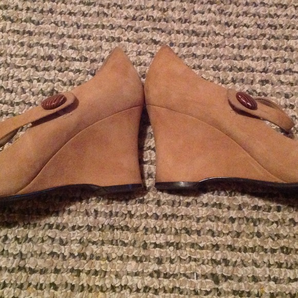 Bandolino Tan Suede Wedge Heel Shoes Size 7M - Picture 3 of 4