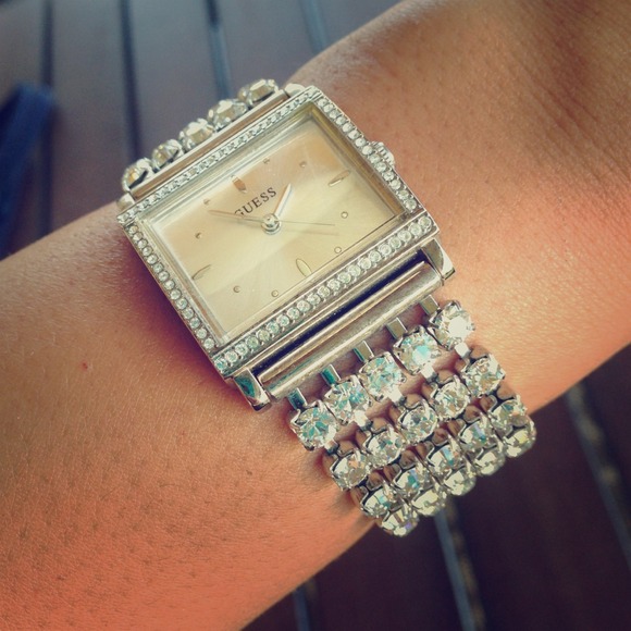 ⭕️sold 🔻Reduced Guess watch with diamond band