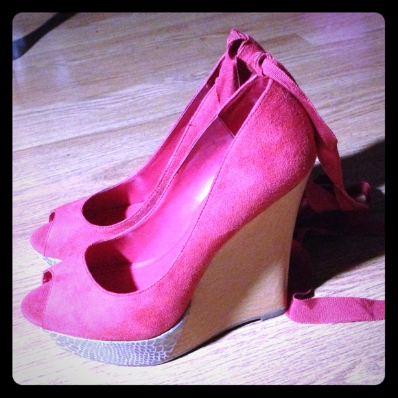 Jennifer Lopez wedge with detachable stap