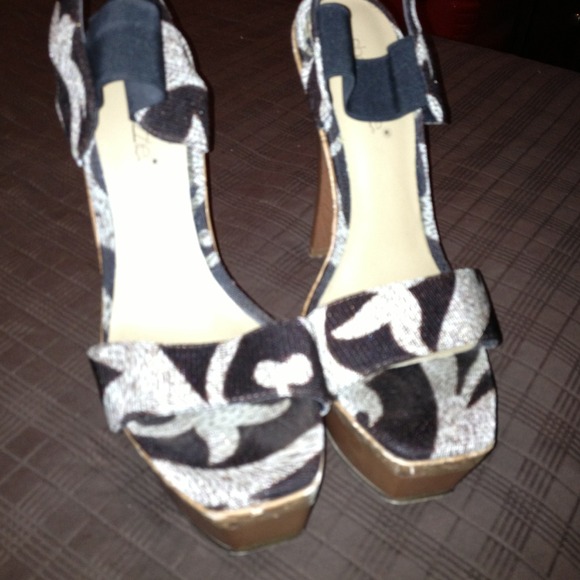 Shoes - Picture 3 of 4