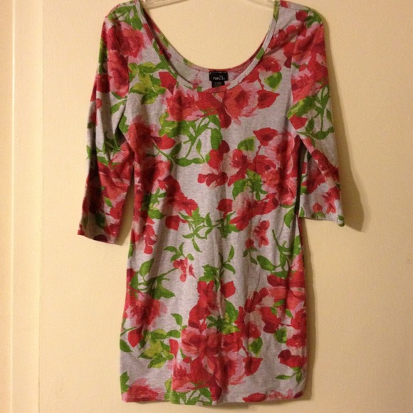 Bundle @lisamaelisamae Floral dress/Moon earrings.