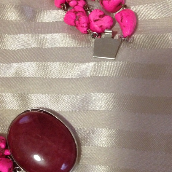 SOLD Hot pink stone necklace - Picture 2 of 4