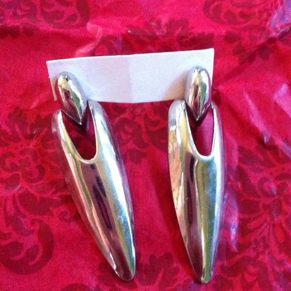 Jewelry - Silver tone vintage earrings excellent condition