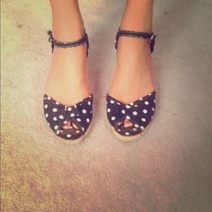 💢SOLD IN BUNDLE💢Polka Dot Peak Toe Wedges