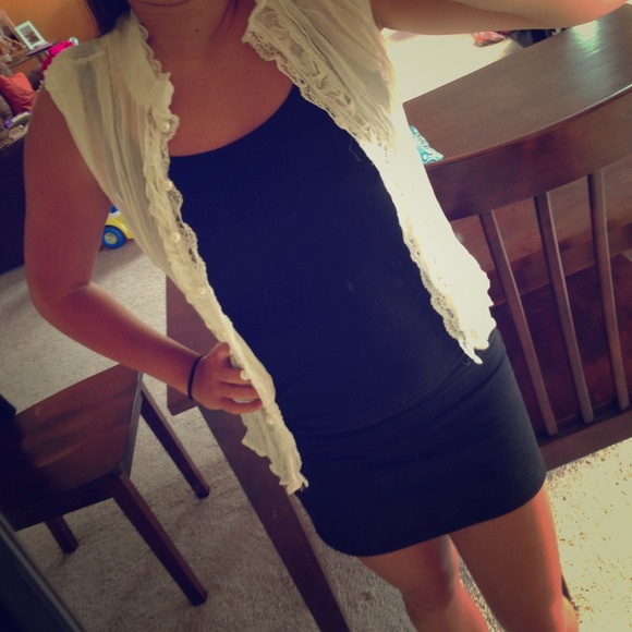 Little white cover up - Picture 1 of 3