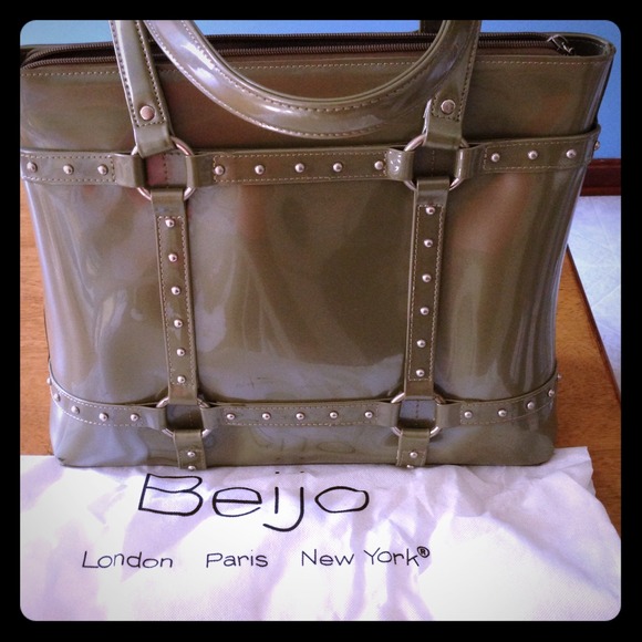 Beijo shoulder bag in olive green