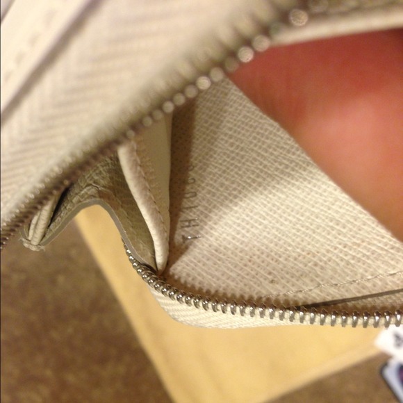 🅾SOLD🅾Authentic LV Epi Ivoire Zip Coin Wallet - Picture 4 of 4