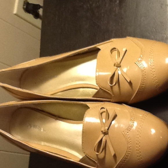Tan patent leather spectator style flats - Picture 2 of 2