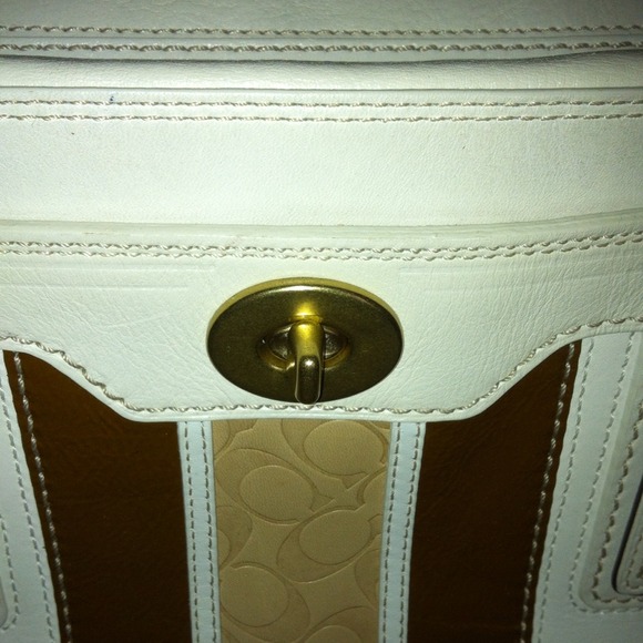 Vintage White Coach Purse. - Picture 2 of 4