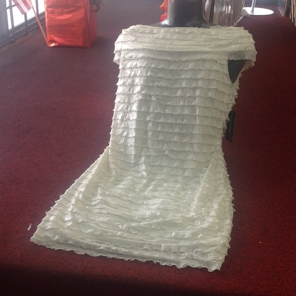 Ruffled off white Cachet  dress ❤💚💙