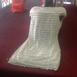 Ruffled off white Cachet  dress ❤💚💙