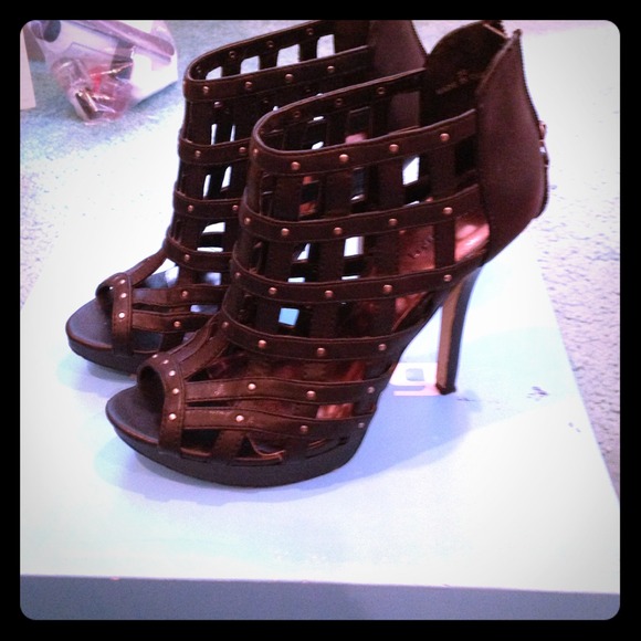 *REDUCED* Black cage style heel w/ studs