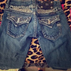 Very stylish wing stud Miss Me Capri. Size 25.