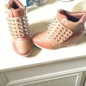 Tan Sneaker wedges 🚫trade pending🚫