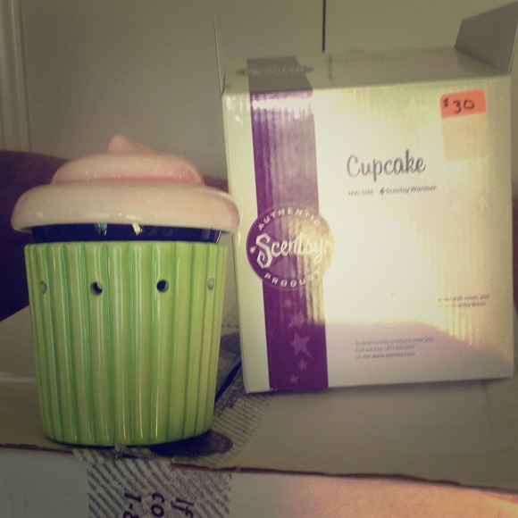 Scentsy mid size warmer Cupcake