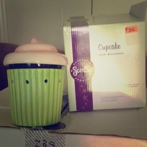 Scentsy mid size warmer Cupcake