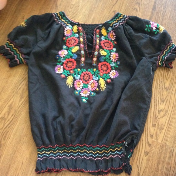 Peasant top navy with embroidering