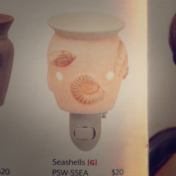 Scentsy plug in warmer Seashell