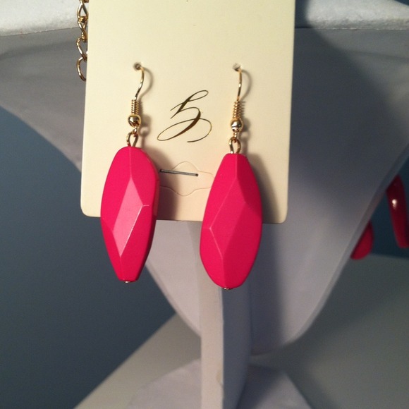 ❌❌Sold❌❌Clearance🌸 pink statement necklace - Picture 2 of 2