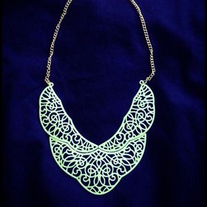 NWOT Mint metal bib necklace