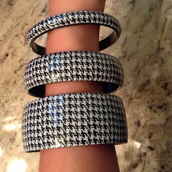 BUNDLE!! Three beautiful houndstooth bracelets💕