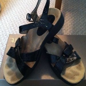Easy Spirit black patent sandal