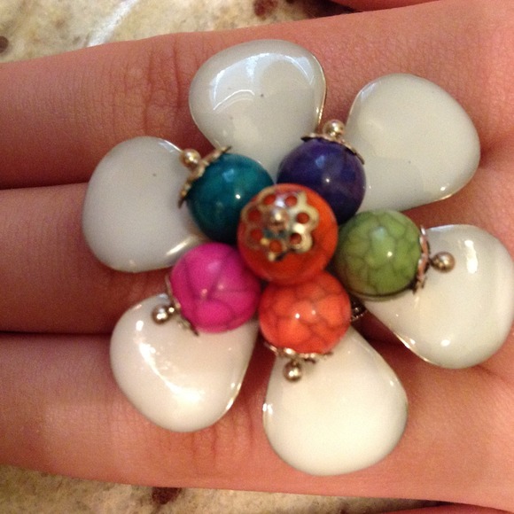 White flower ring with color accents🎀