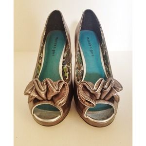 *FINAL REDUCTION* Metallic Pewter Peep Toe Pumps