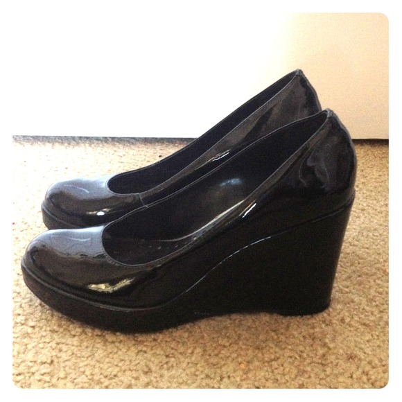 Patents leather BCBG Girls closed toe platforms