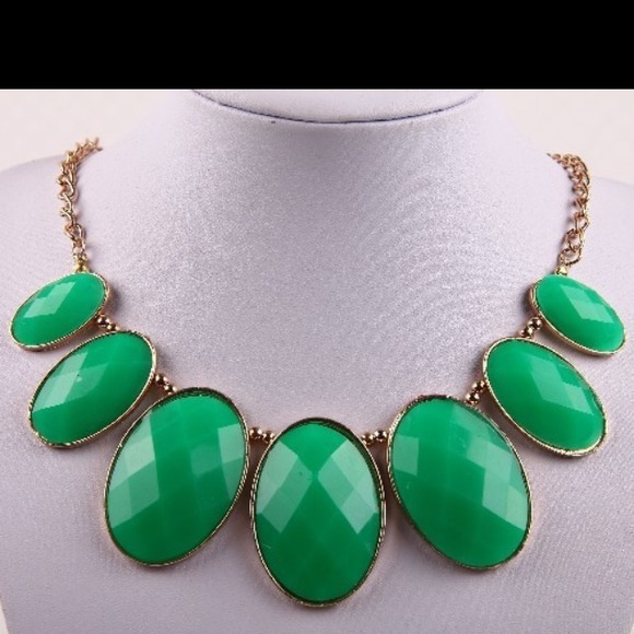 Lovely fashion green neclace
