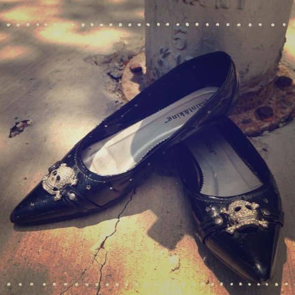 >Local trade< Shiny black pointed flats skull