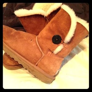 UGGs bailey button size 9