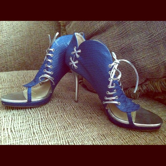 Bertinni Shoes - Bertinni Blue Pump With Silver Lace.