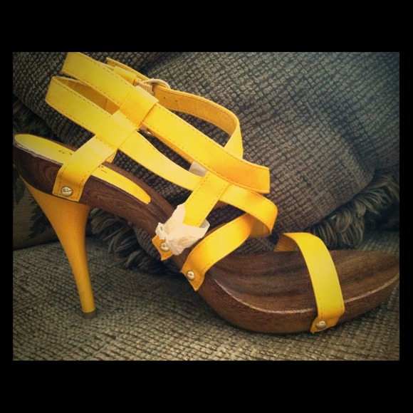 Qupid Yellow Pump. - Picture 1 of 1