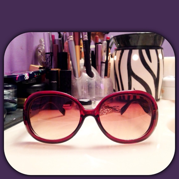 Accessories - 🎊SALE🎊 Fashionable round sunglasses very sexy