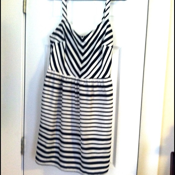 📍Sold📍Black and White Striped Dress 🎉 HP🎉 - Picture 2 of 3