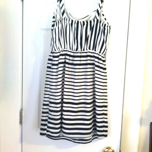 📍Sold📍Black and White Striped Dress 🎉 HP🎉 - Picture 3 of 3