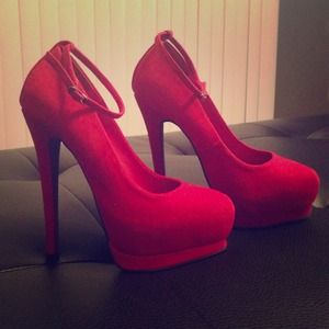 Steve Madden sexy red suade pumps 👠😉