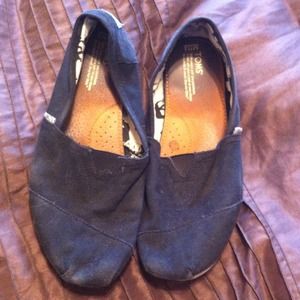 Men's size 11.5 Toms!