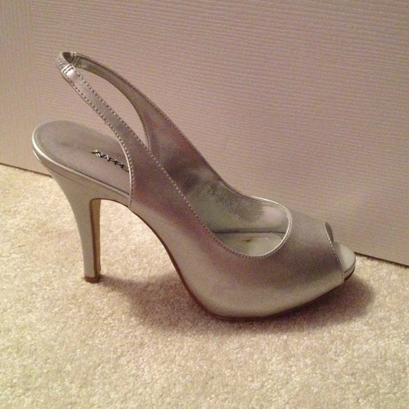 Silver Heels - Picture 2 of 2