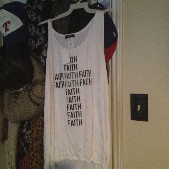 🚫Sold in bundle🚫White tank with faith cross