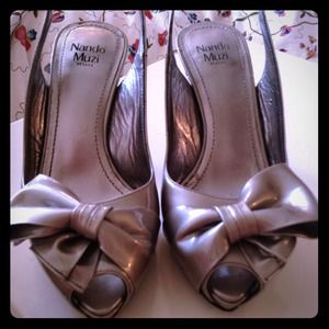 Silver pumps
