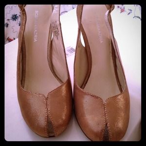 Bcbg  pumps in gold
