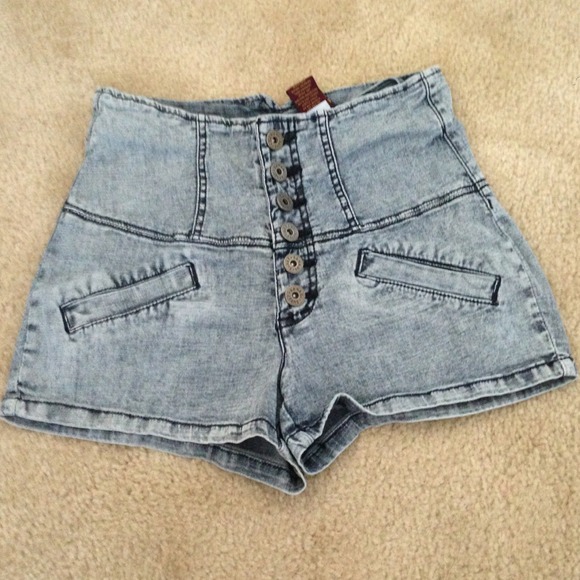 💥SOLD💥. Hi-waisted acid wash shorts. Size 5.