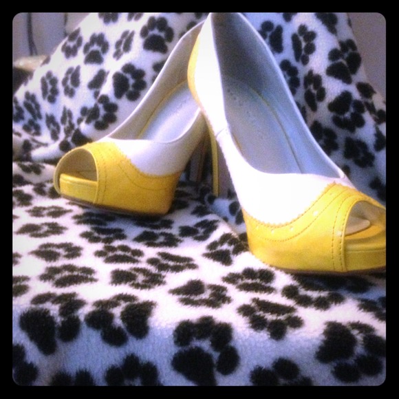 💛White & Yellow Heels💃