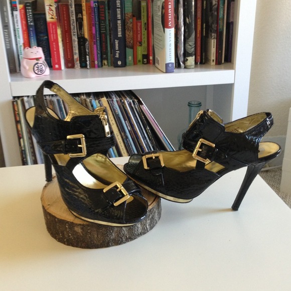 Sexy black and gold heels!