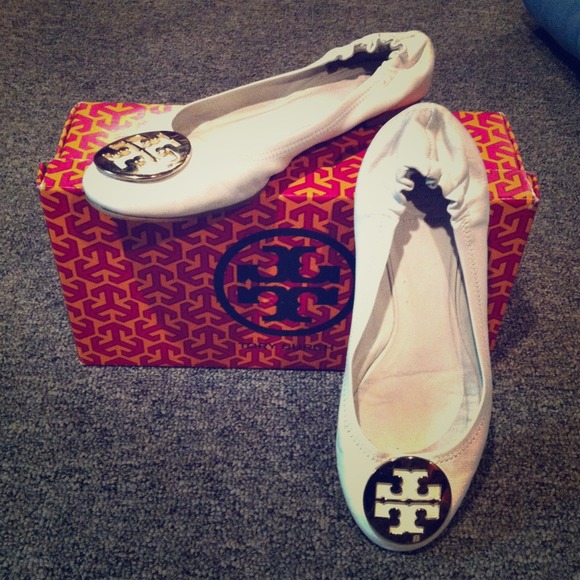 🌈🌴🐬 Enjoy summer in white Tory Burch Revas!!!